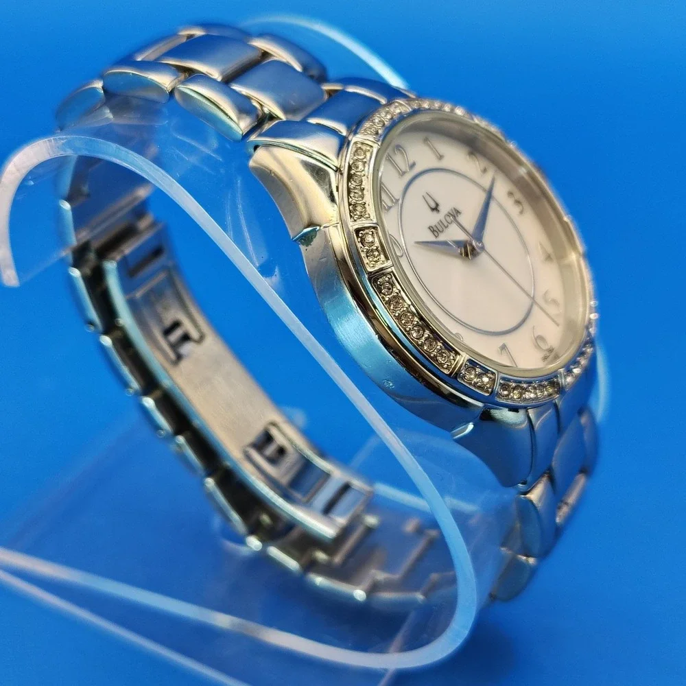 Vintage 2009 Bulova 96L182 Mother of Pearl Pave Bezel 30mm Women's Quartz Watch